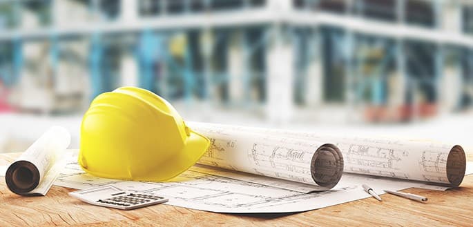 Elmetto giallo operaio di cantieri e progetti di geometra