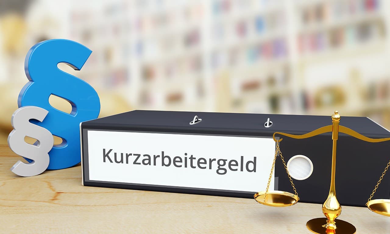 Dokumentenordner mit dem Titel Kurzarbeitergeld und rechtlichen Symbolen