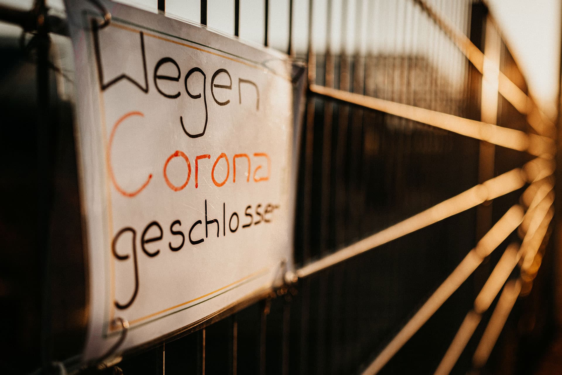 Corona-bedingte Betriebsschließung – Betriebsrisiko des Arbeitgebers?